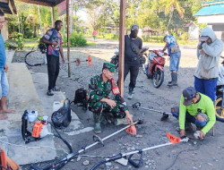 Babinsa Koramil Mapurujaya Bersama Warga Bersihkan TPU Kampung Hiripau