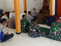 Satgas TMMD 129 Kodim 1505/Tidore Tunaikan Shalat Jumat Bersama Warga