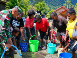 Kodim 1714/Puncak Jaya Salurkan Air Bersih, Wujud Kepedulian TNI ke Warga Pagaleme