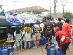 TNI Salurkan 368.000 Liter Air Bersih Untuk Masyarakat Terdampak Karhutla di Kalbar