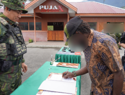 Empat Anggota OPM Puncak Jaya Serahkan Senjata Kepada Pangkoops TNI Habema dan Kembali ke Masyarakat