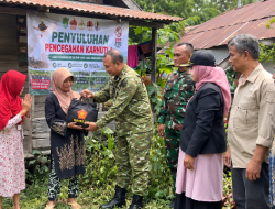 TNI Gencarkan Penyuluhan Door to Door Cegah Karhutla di Kabupaten Sambas