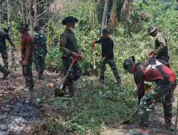 Anggota Kodim 1808/Mansel Bersama Masyarakat Bersihkan Lokasi Pembangunan MCK